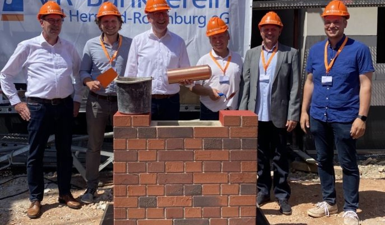 VR-Bankverein Bad Hersfeld-Rotenburg begeht Grundsteinlegung eines Mehrfamilienhauses in Alheim-Heinebach
